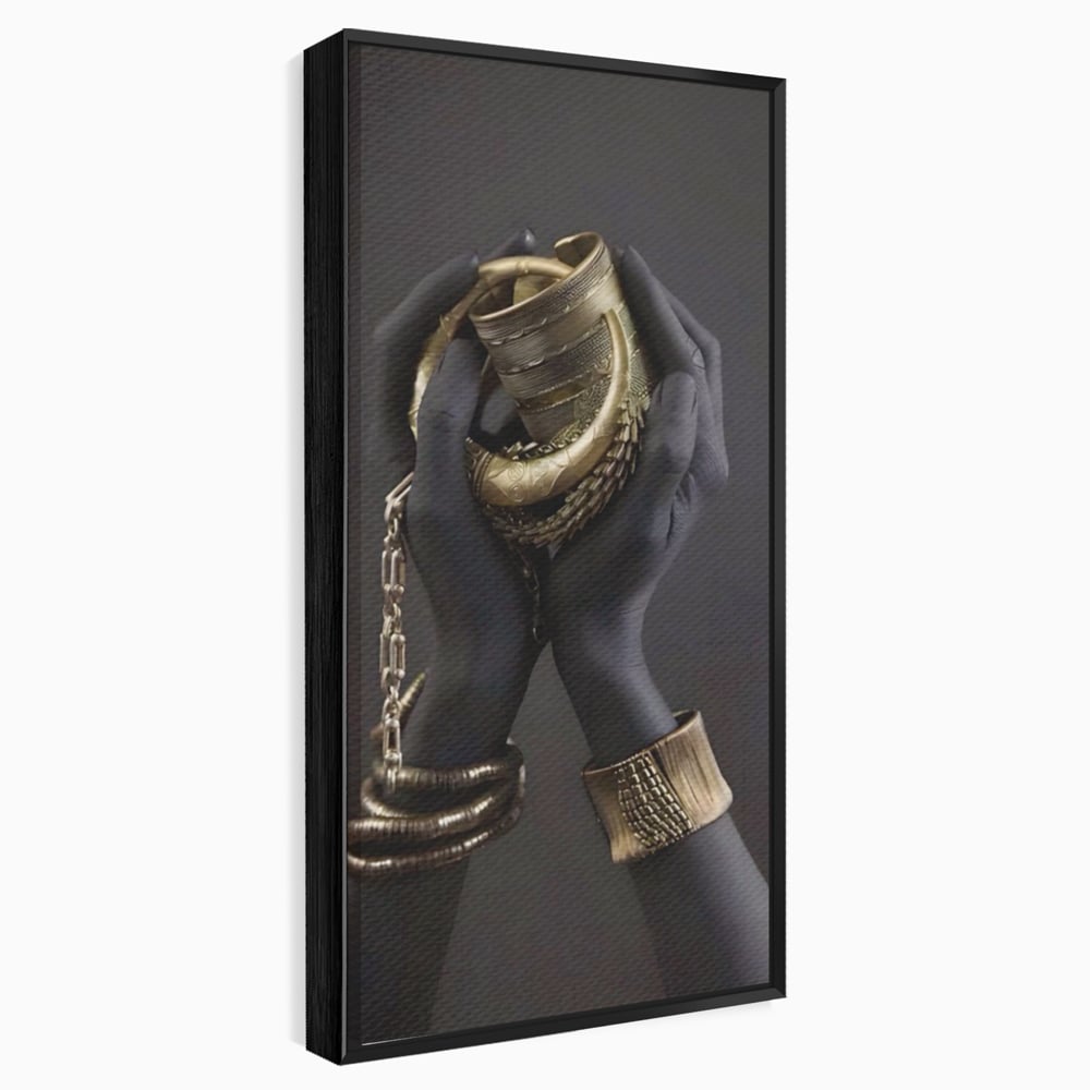 Tablou canvas cu tablou canvas cu maini negre si bijuterii aurii, in rama de aluminiu negru